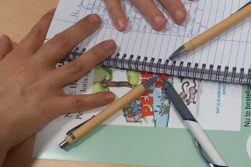 Een papier en een pen de basis om iets schrijvend te ontwikkellen en je creatieve geest zijn gang laten gaan