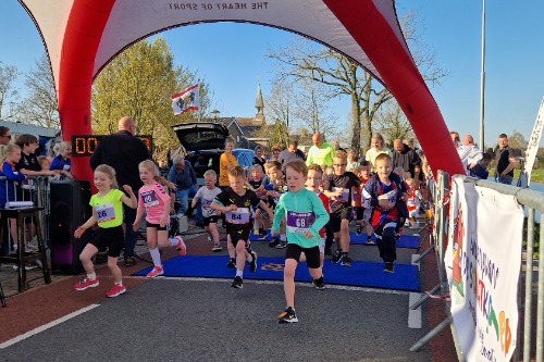 Kinderen doen mee aan de Boulevardloop van Nieuweroord.
