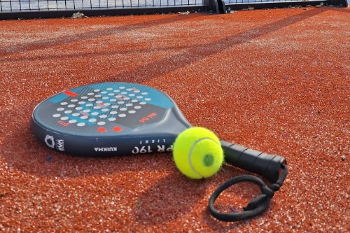 Padelracket en bal 